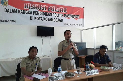 foto : Sekretaris Kota Kotamobagu Adnan Masinae, S.Sos, M.Si Saat Membawakan Materi Pendidikan Politik