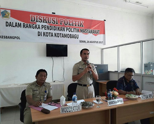 foto : Sekretaris Kota Kotamobagu Adnan Masinae, S.Sos, M.Si Saat Membawakan Materi Pendidikan Politik