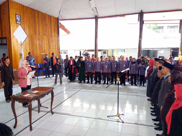 Walikota Kotamobagu saat melantik sejumlah pejabat eselon III & IV