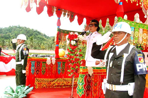 Foto: Nampak Bupati Dra. Hj. Yasti Soepredjo Mokoagow Saat Memimpin Upacara Hut RI Ke 72 Tahun di Halaman Kantor Bupati Bolmong