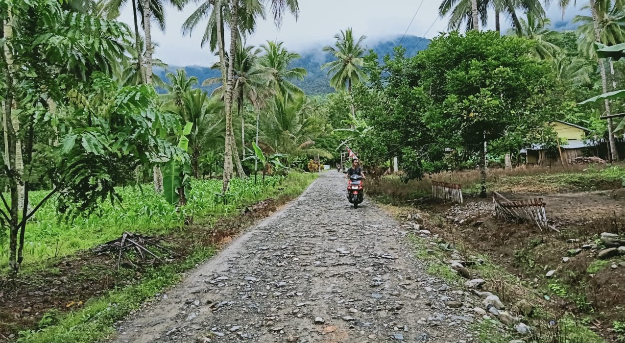 Foto: Akses Jalan Desa Mengkang Kecamtan Lolayan Kabupaten Bolaang Monbgondow Yang Masih Butuh Sentuhan