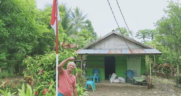 Foto: Nampak Bapak Hadin Kobandaha Mengucapkan Dengan Lantang Merdeka,, Merdeka,, Merdeka,, di Tiang Bendera Merah Putih yang tertancap kokoh di Halaman Rumahnnya di Desa Mengkang