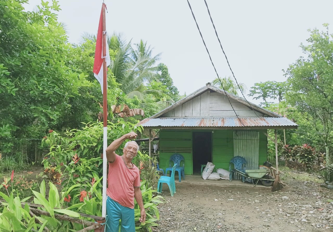 Foto: Nampak Bapak Hadin Kobandaha Mengucapkan Dengan Lantang Merdeka,, Merdeka,, Merdeka,, di Tiang Bendera Merah Putih yang tertancap kokoh di Halaman Rumahnnya di Desa Mengkang